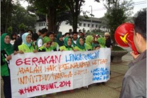 Di halaman depan Gedung Sate - Nanti kita akan membasuh muka dengan air seke Pullman 